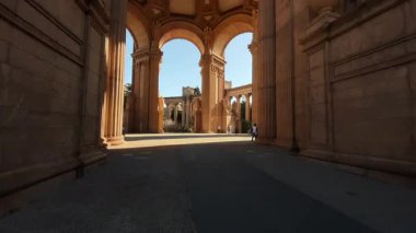 San Francisco, California; 30 Ekim 2025 El kamerasıyla güzel sanatlar sarayındaki ikonik kubbe ve Greco Roma sütunlarının alçak açılı görüntüsü açık bir günde park alanının üzerinde açık mavi bir gökyüzü