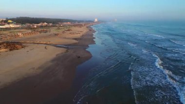 Tampico Madero Tamaulipas 'daki Miramar Plajı' nın güneş batarken insansız hava aracı görüntüsü. Güçlü sarı ışık, yaz tatilleri için huzurlu bir doğa manzarasında sahile vuran sakin denizi aydınlatıyor..