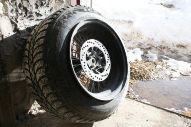 Ev yapımı bir motosiklet için çok geniş bir arka motor tekerleği.