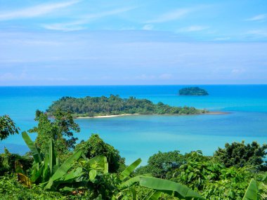 Yeşil adadan Doğu Asya 'daki turkuaz denize bakın. Tayland.
