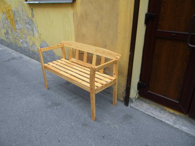 Tatil evinin kapısındaki ahşap bank.