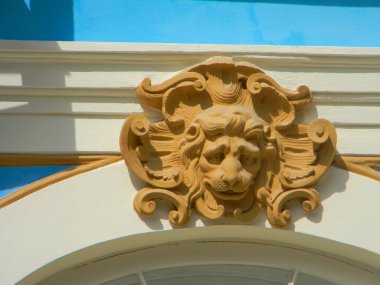 Petrehof 'daki Kraliçe Elizabeth Sarayı' nın ana girişi.