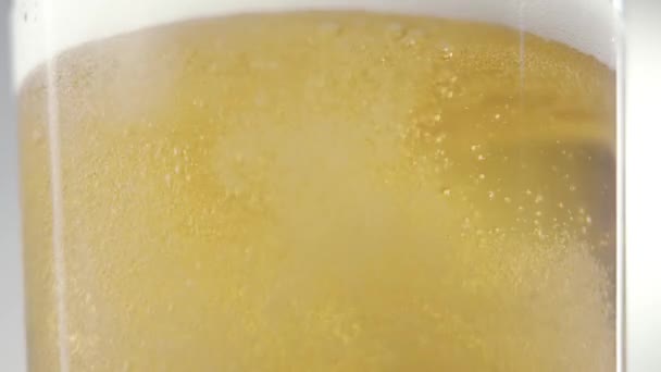 Schaumbier wird in Zeitlupe ins Glas geschüttet — Stockvideo