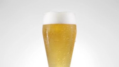 Bir bardak bira 360 derece döner.