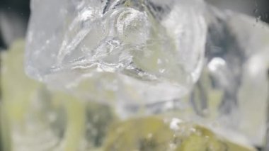 Meyve suyunda buz. Makro