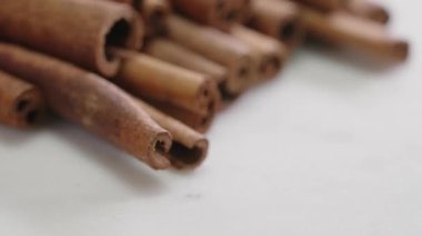 Tarçın taş bir tahtanın üzerinde yatıyor.