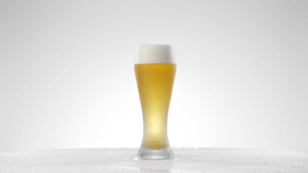 Egy pohár sör 360 fokos fordulatot vesz. — Stock videók