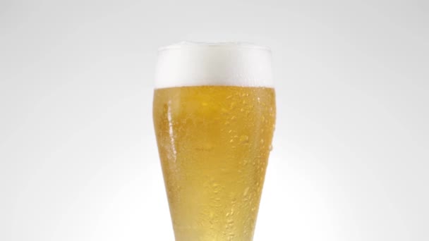 Egy pohár sör 360 fokos fordulatot vesz. — Stock videók