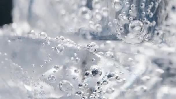 Gelo num copo de água. Macro — Vídeo de Stock