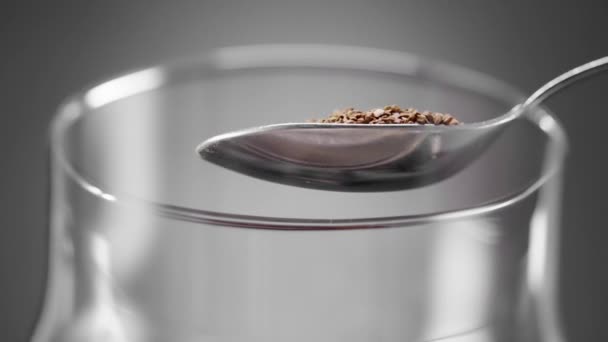 Кофе наливают из ложки в кружку — стоковое видео