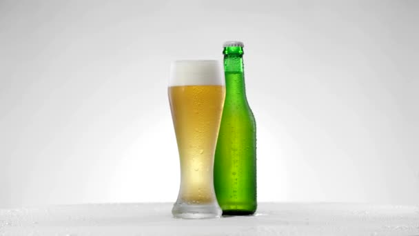 Bicchiere di birra con una bottiglia di birra — Video Stock