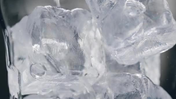Πάγος σε ένα ποτήρι νερό. Μακρό — Αρχείο Βίντεο