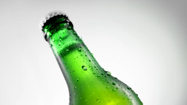 Kall ölflaska med droppar roterar 360 grader — Stockvideo