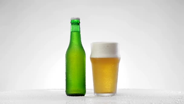 Bir şişe birayla bir bardak bira. — Stok video