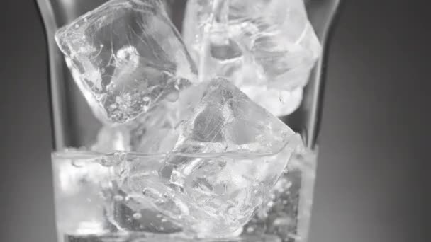 氷のガラスは360度回転することで水で満たされ — ストック動画