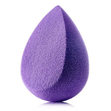 İzole edilmiş beyaz arkaplanda mor sünger