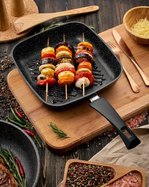 Kırsal bir mutfakta kızartma tavasında ızgara sebze.