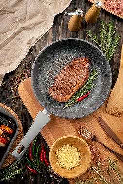 Köy mutfağında tavada biftek.