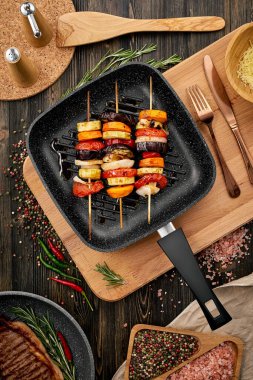 Kırsal bir mutfakta kızartma tavasında ızgara sebze.