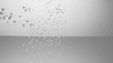 Su kabarcıkları yavaş akıyor.