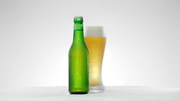 Ένα ποτήρι μπύρα με ένα μπουκάλι μπύρα — Αρχείο Βίντεο