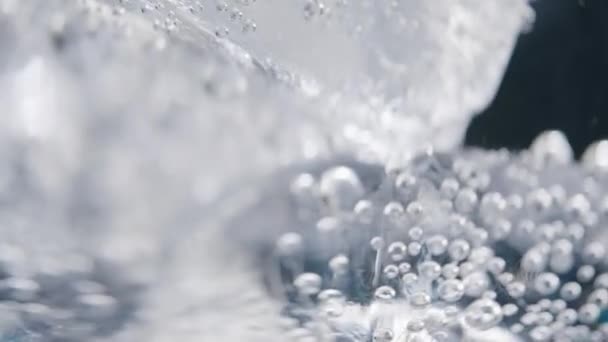 Glace dans un verre d'eau. Macro — Video