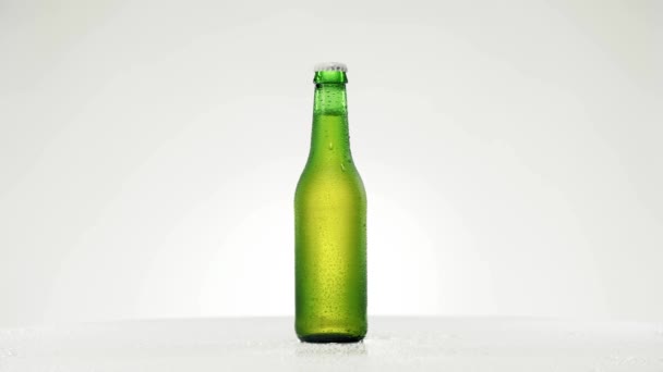 Κρύο μπουκάλι μπύρα με σταγόνες περιστρέφεται 360 μοίρες — Αρχείο Βίντεο