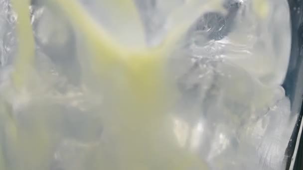 ジュースのグラスの中の氷。マクロ — ストック動画