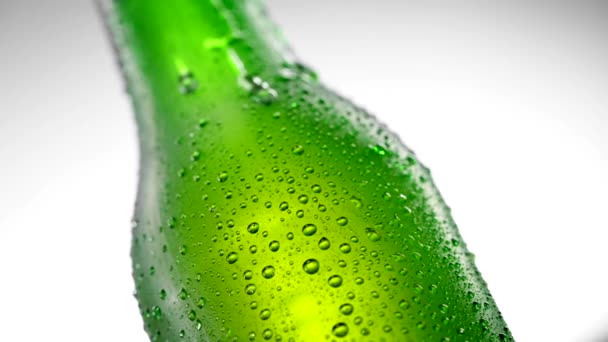 Damlalı soğuk bira şişesi 360 derece dönüyor. — Stok video