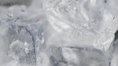 Bir bardak suda buz. Makro