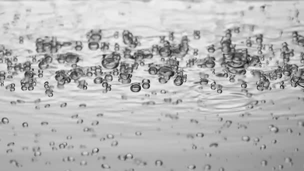 Пузыри в воде в слоумо — стоковое видео