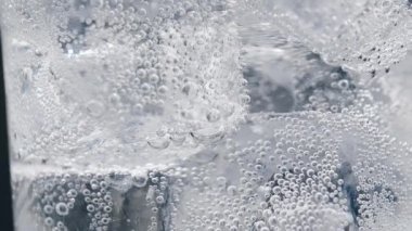 Bir bardak suda buz. Makro