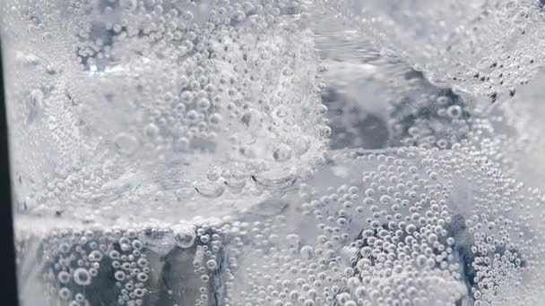 Lód w szklance wody. Makro — Wideo stockowe