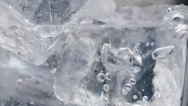Bir bardak suda buz. Makro — Stok video