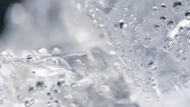 Hielo en un vaso de agua. Macro — Vídeo de stock