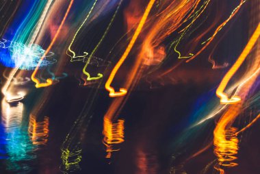 şehir renklerinin bulanık ve odaklanmış ışıklarına sahip arkaplan