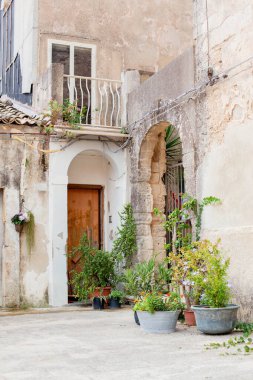 Ragusa Ibla, Sicilya, İtalya 'da bitkileri olan eski güzel bir ev duvarı.