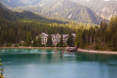 Braies Gölü ve tarihi otel Pragser Wildsee Güney Tyrol, İtalya 'daki Prag Dolomitlerinde