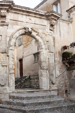 Sicilya, Modica 'da merdivenleri olan eski bir kemer. İtalya 'nın eski mimarisi