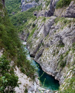 Karadağ 'ın kuzeyindeki Durmitor Milli Parkı' nda Tara Nehri 'nin derin kanyonu
