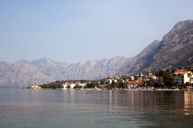 Karadağ 'ın eski Kotor kentinde deniz manzarası gün doğumunda güzel bir ışıkla
