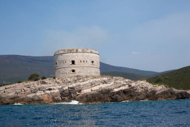 Karadağ 'ın Kotor Körfezi' ndeki Herceg Novi yakınlarındaki antik kale Mamula. Adriyatik Denizi manzarası