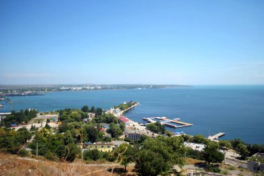Kırım ve liman limanındaki Kerch şehrinin güzel güneşli manzarası