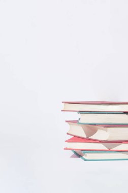 Beyaz arka planda bir sürü eski kitap. Minimum konsept. İyi kopyalama alanı.