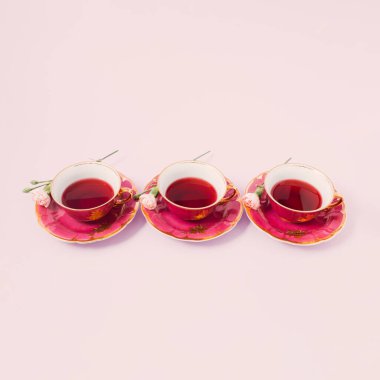 Pastel pembe arka planda antik çay fincanlarının yaratıcı görüntüsü. Asgari konsept.