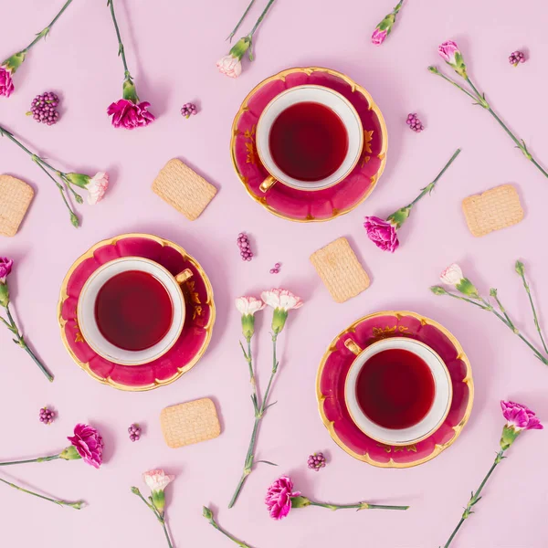 Xícaras Chá Antigas Flores Biscoitos Fundo Rosa Conceito Mínimo Criativo — Fotografia de Stock