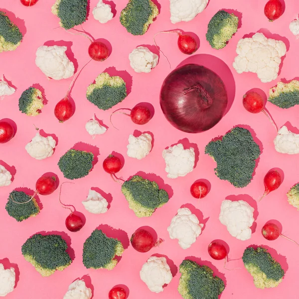 Composición Creativa Hecha Con Verduras Frescas Sobre Fondo Rosa Brillante — Foto de Stock