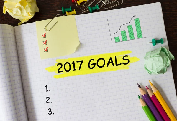 Notizbuch mit Werkzeugen und Notizen zu den Zielen 2017, Konzept — Stockfoto