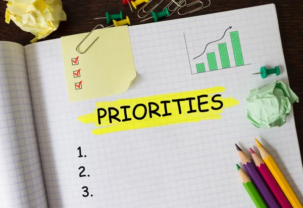 Cuaderno con herramientas y notas sobre prioridades, concepto — Foto de Stock