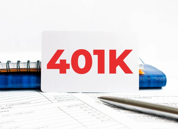 Kartu Bisnis Dengan Teks 401K Tergeletak Notebook Biru — Stok Foto